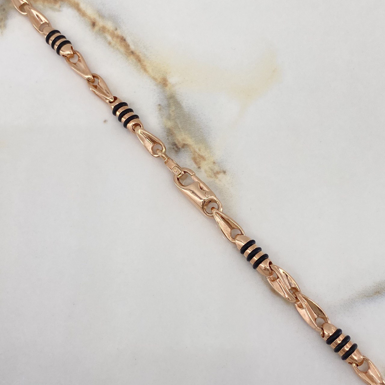 Cadena Rustica Espiga 70gr / 70cm / 5mm Barril Cauchos Negros Oro Rosa $