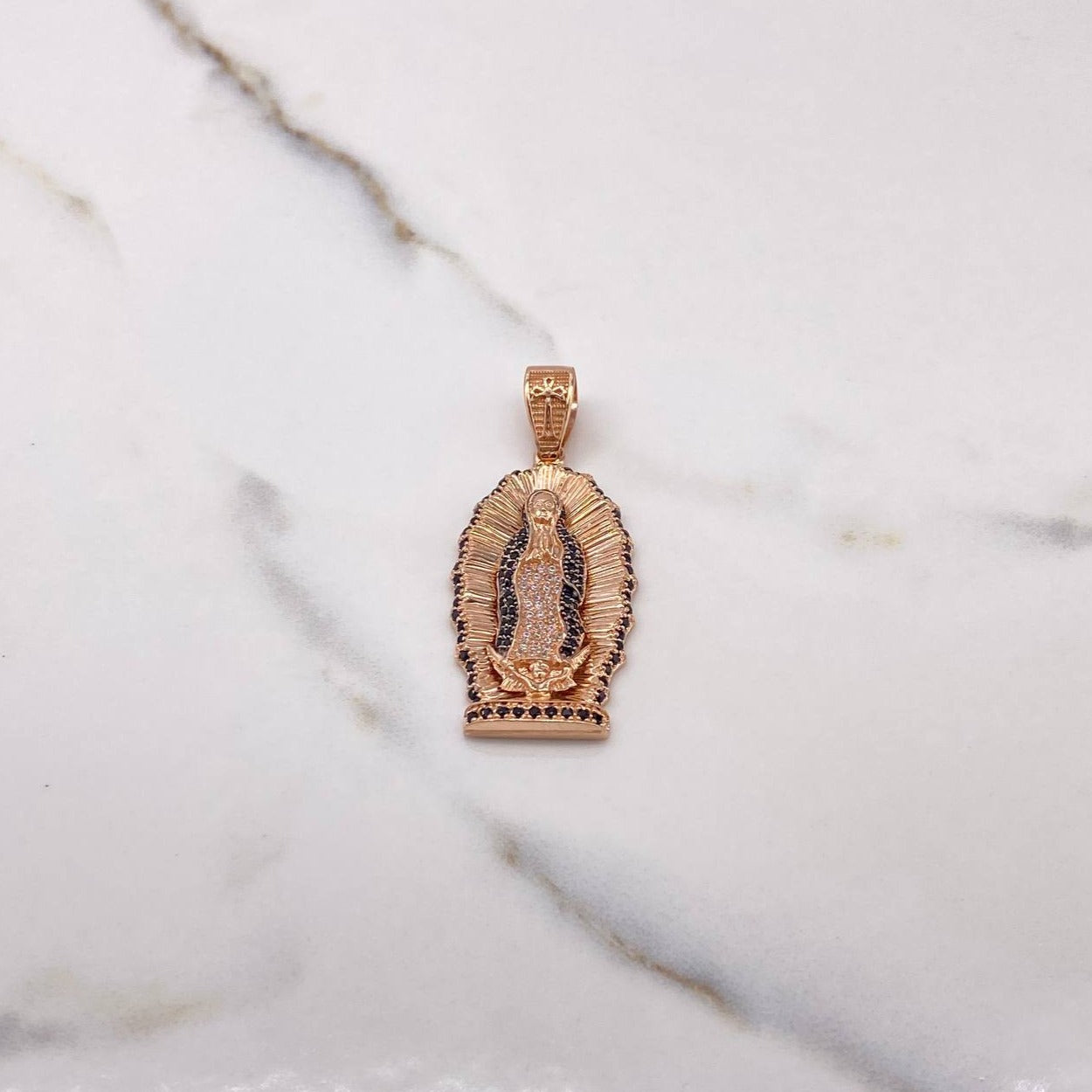 Dije Virgen de Guadalupe 8.55gr / 4.8cm / Circones Blancos Negros Oro Rosa $