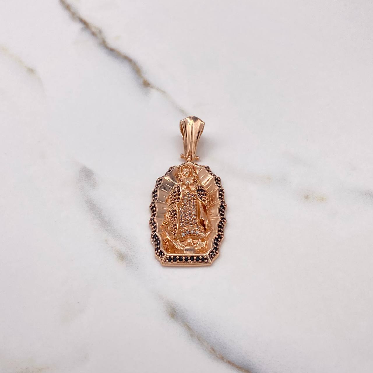 Dije Virgen de Guadalupe 14.65gr / 5.1cm / Circones Blancos Negros Oro Rosa $