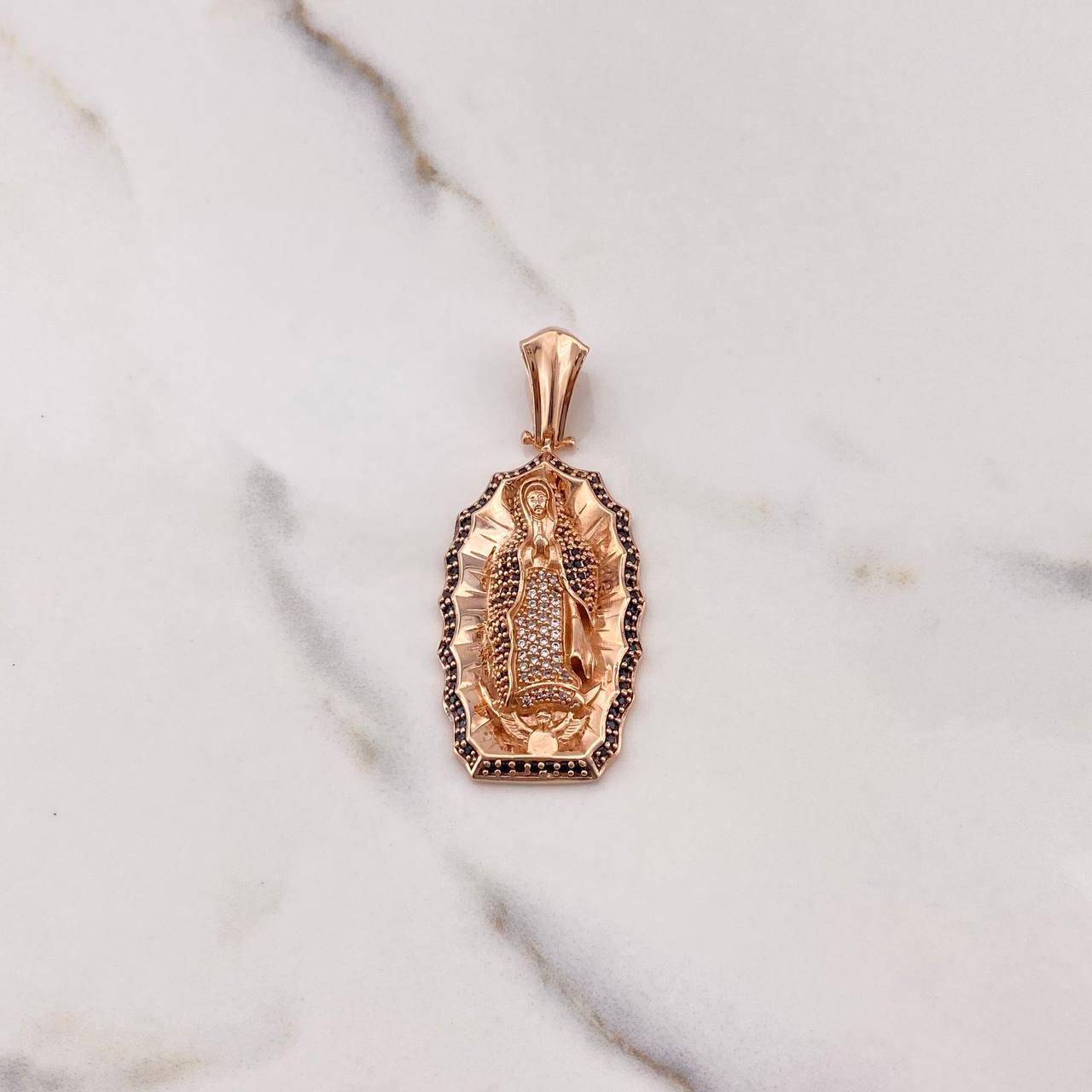 Dije Virgen de Guadalupe 14.65gr / 5.1cm / Circones Blancos Negros Oro Rosa $