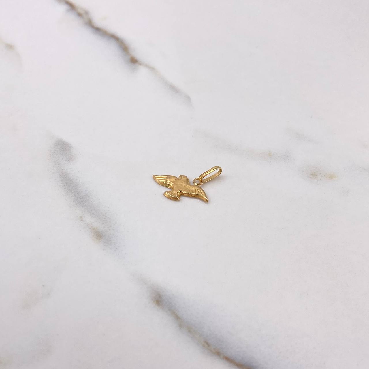 Dije Paloma 0.45gr / 1.8cm / Mate Oro Amarillo $