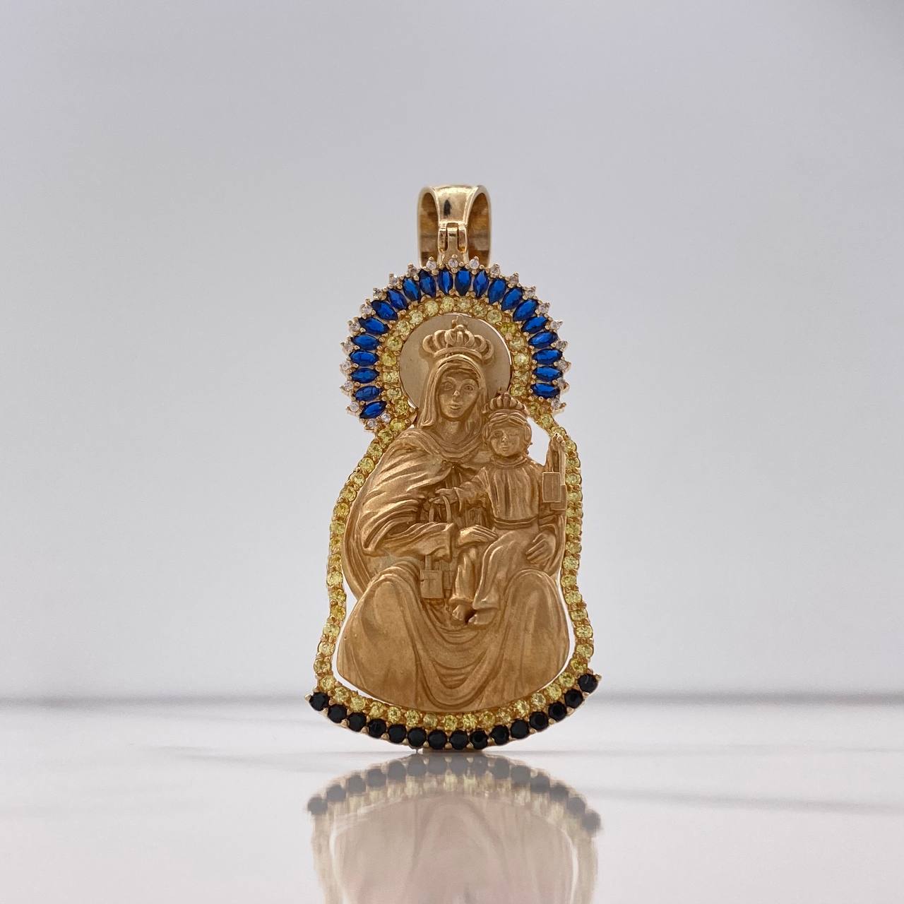 Dije Virgen del Carmen 19.25gr / 6.3cm / Circones Blancos Azules Amarillos Negros Oro Amarillo $