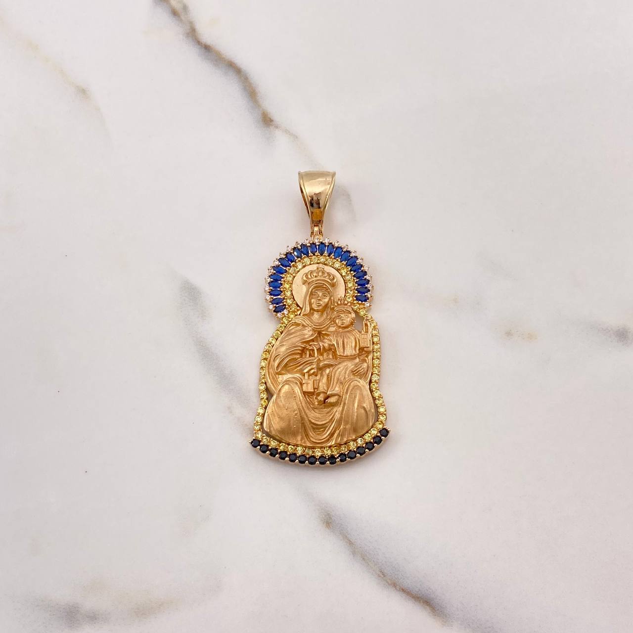 Dije Virgen del Carmen 19.25gr / 6.3cm / Circones Blancos Azules Amarillos Negros Oro Amarillo $