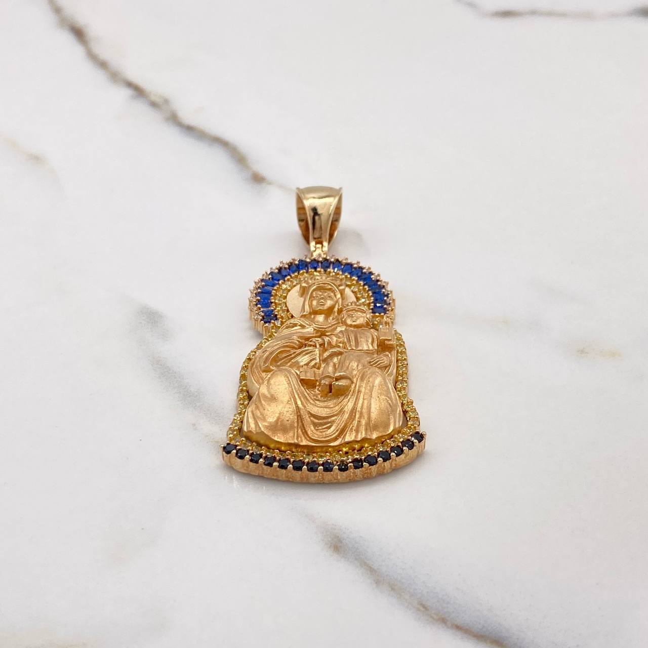 Dije Virgen del Carmen 19.25gr / 6.3cm / Circones Blancos Azules Amarillos Negros Oro Amarillo $