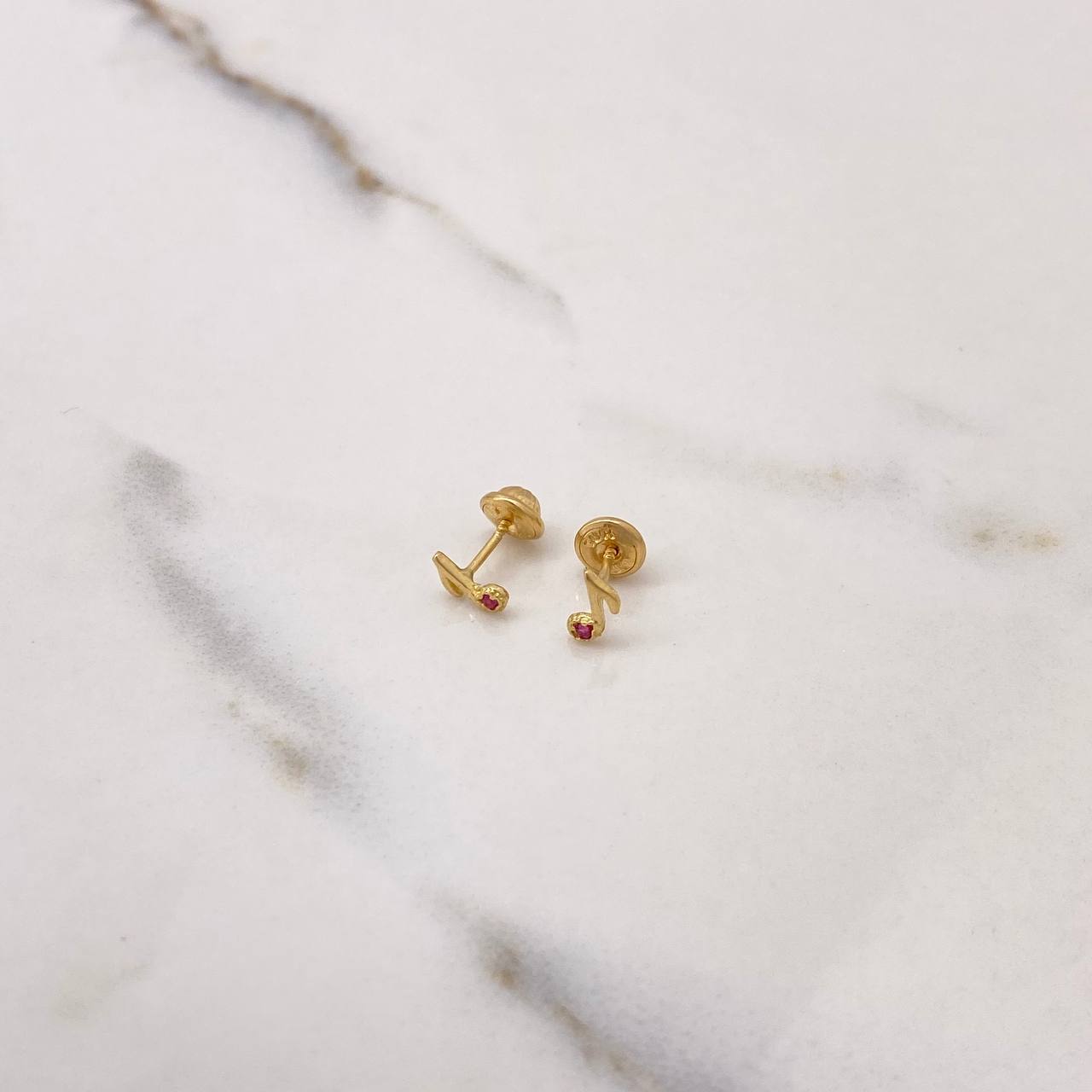 Topos Nota Musical 0.6gr / Circon Fucsia Oro Amarillo $