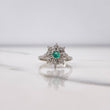 Anillo Flor 2.35gr / T4 1/4 / Diamante 16pts - Esmeralda 18pts Oro Blanco (Joya) $