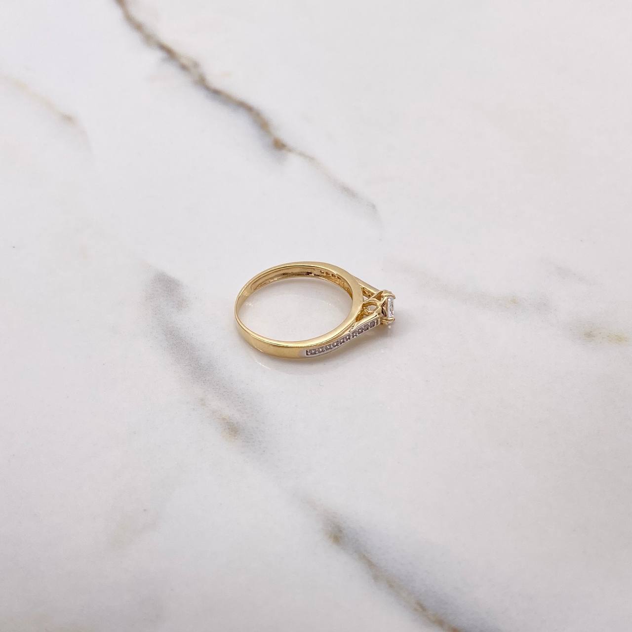 Anillo Solitario Puente 2.4gr / T7 / Circones Blancos Dos Oros Amarillo Blanco &