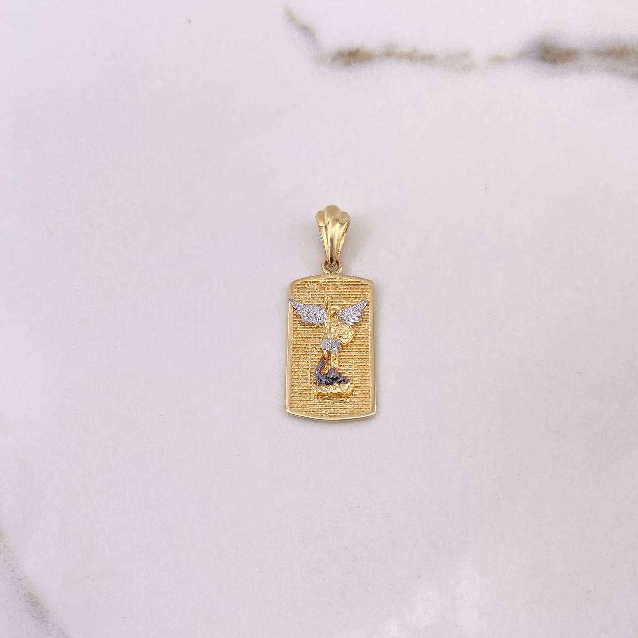 Dije San Miguel Arcángel 4.8gr / 3.3cm / Placa Dos Oros Amarillo Blanco &