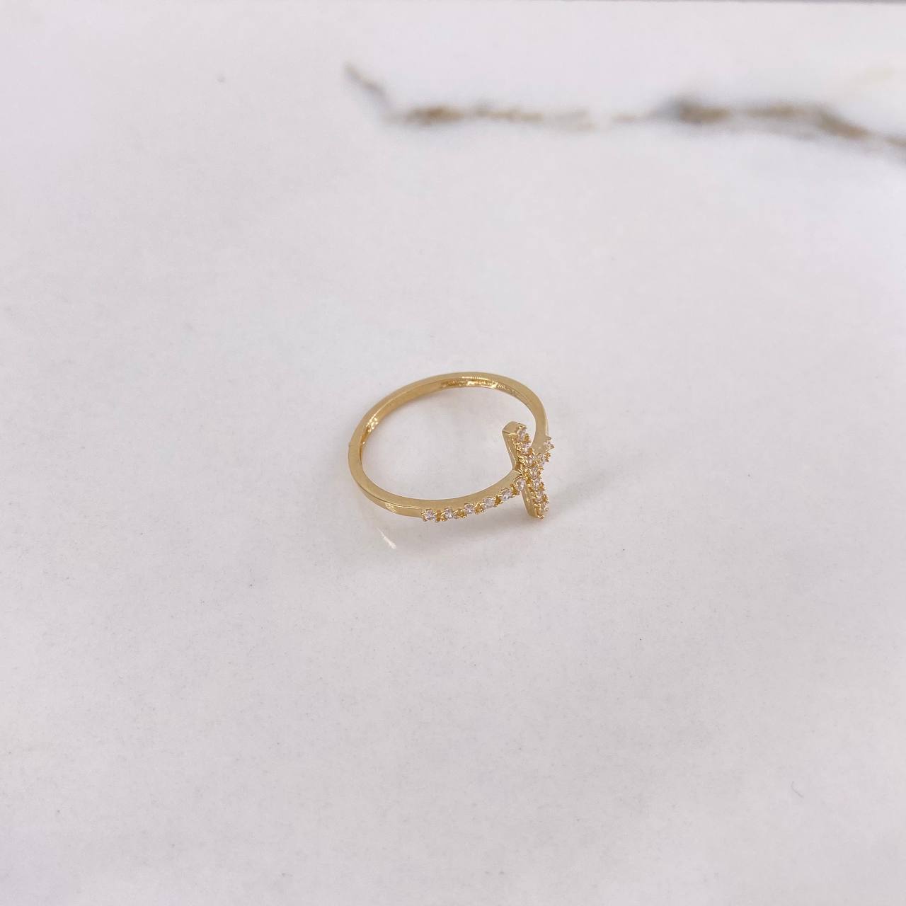Anillo Cruz  1.5gr / T7 / Circones Blancos Oro Amarillo $