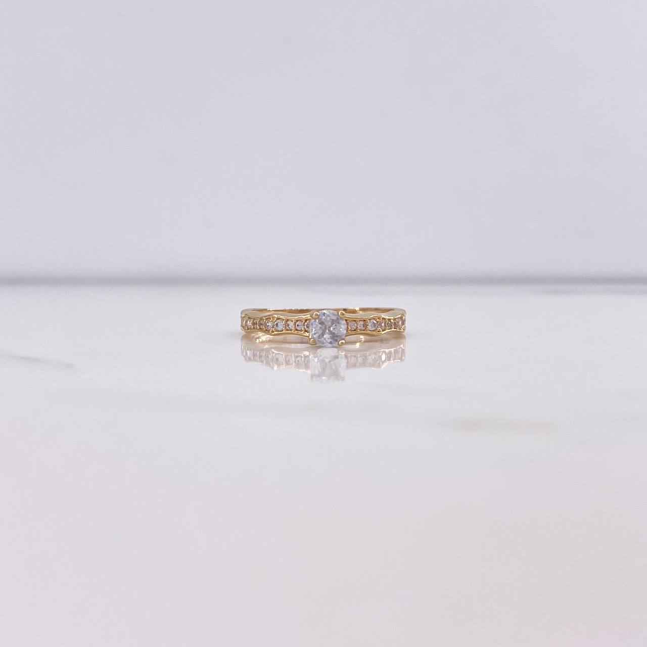 Anillo Linea Curva 2.05gr / T6 1/2 / Circones Blancos Oro Amarillo $