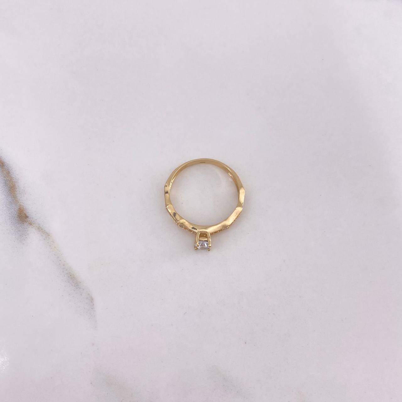 Anillo Linea Curva 2.05gr / T6 1/2 / Circones Blancos Oro Amarillo $