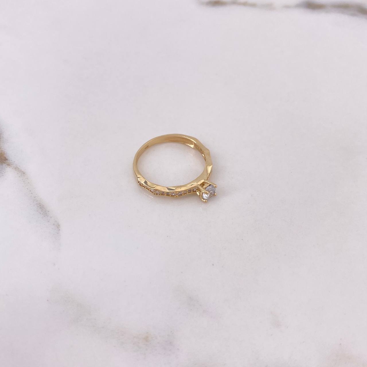Anillo Linea Curva 2.05gr / T6 1/2 / Circones Blancos Oro Amarillo $