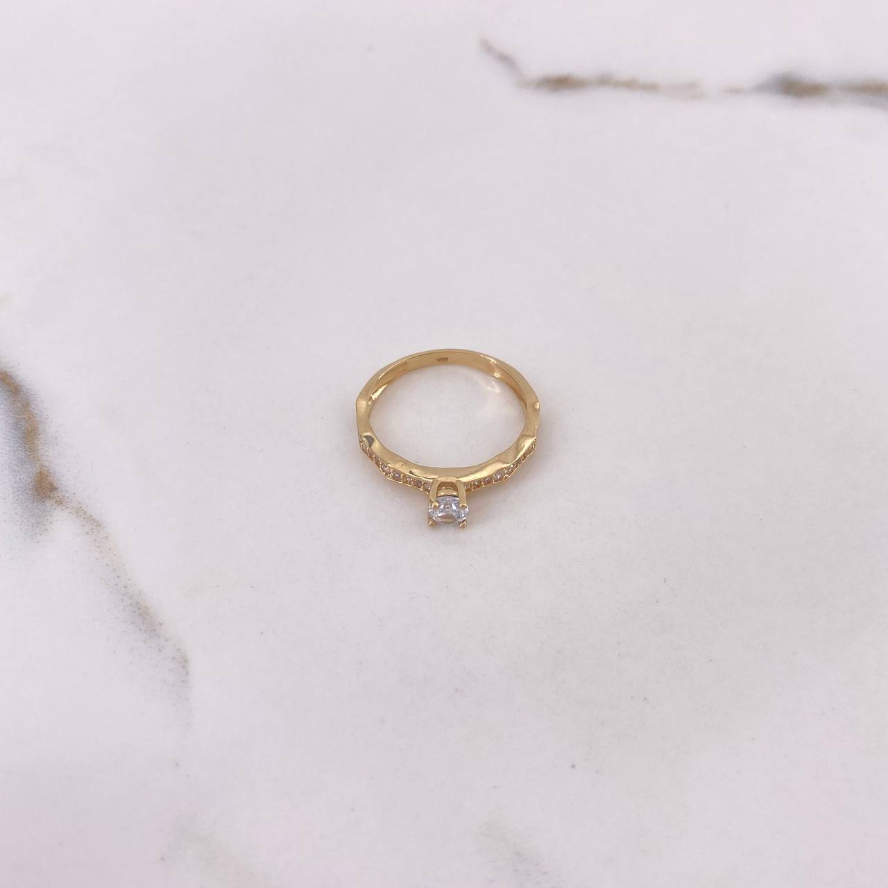 Anillo Linea Curva 2.05gr / T6 1/2 / Circones Blancos Oro Amarillo $