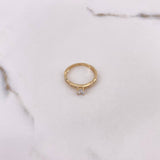 Anillo Linea Curva 2.05gr / T6 1/2 / Circones Blancos Oro Amarillo $