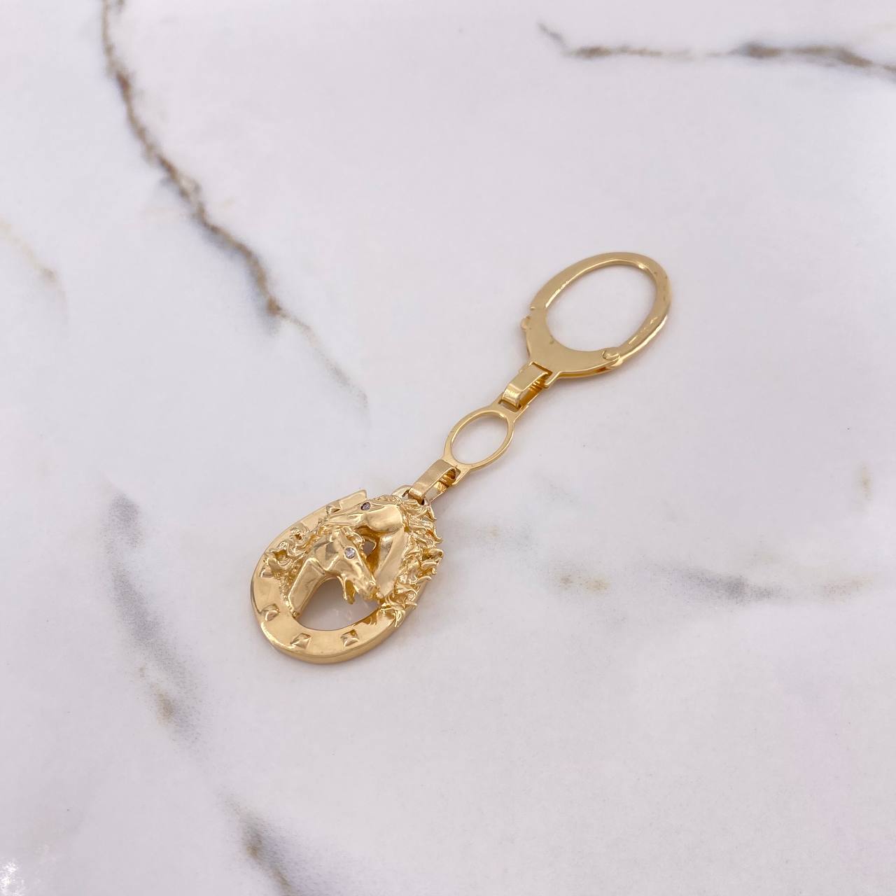 Dije Llavero Herradura Caballos 18.3gr / 9.5cm / Circones Blancos Oro Amarillo $