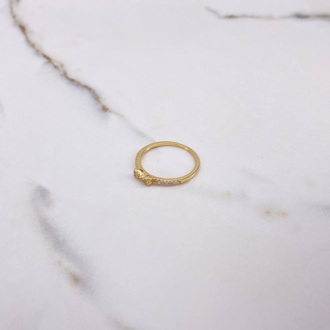 Anillo Moño 1.65gr / T7 / Circones Blancos Oro Amarillo &