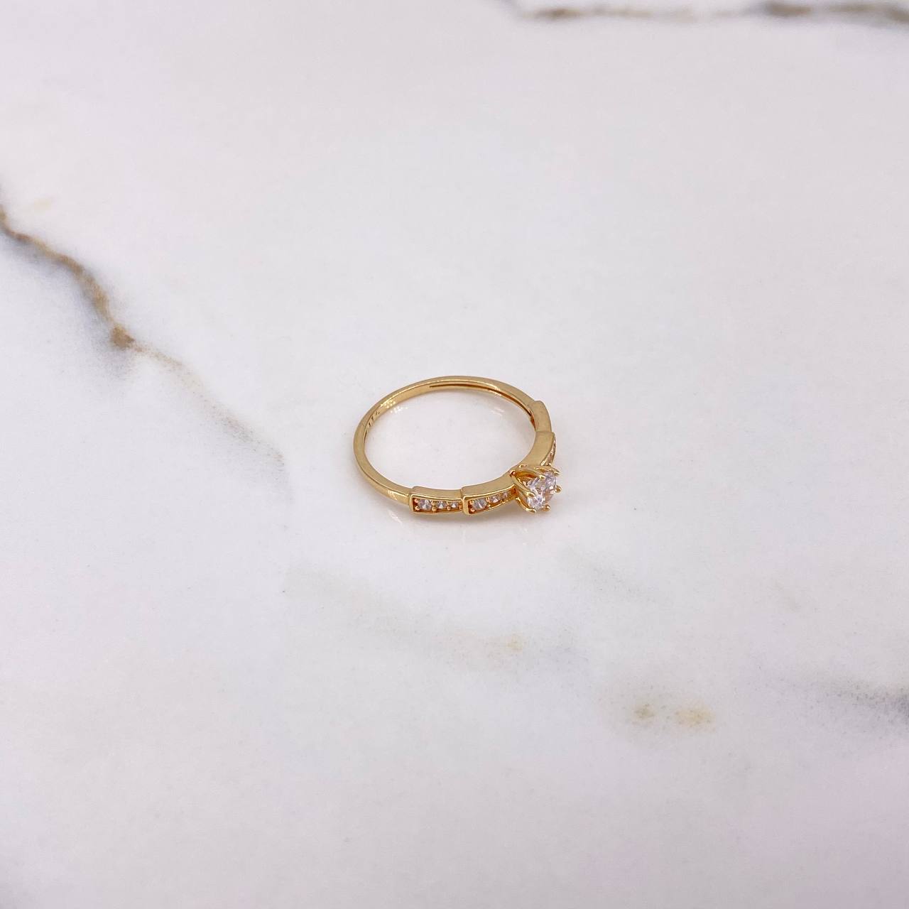 Anillo Solitario 1.7gr / T7 / Circones Blancos Oro Amarillo &