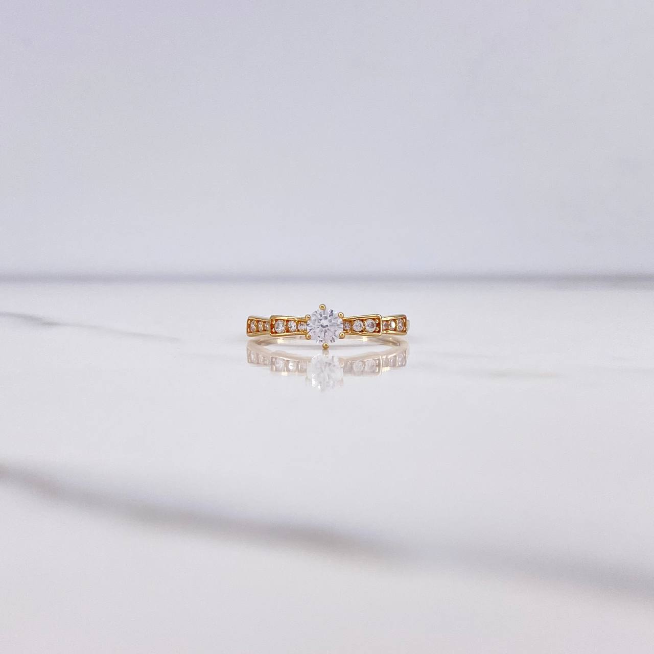 Anillo Solitario 1.7gr / T7 / Circones Blancos Oro Amarillo &