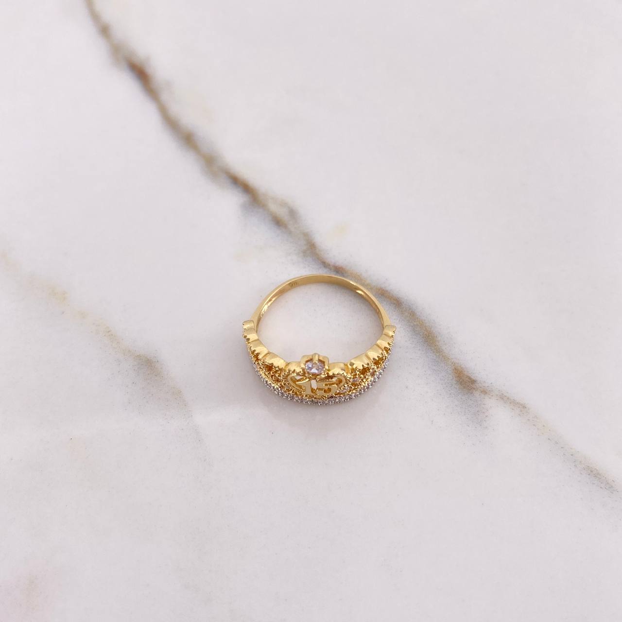 Anillo 15s Corona  3.1gr / T7 1/4  / Circones Blancos  Dos Oros Amarillo Blanco &