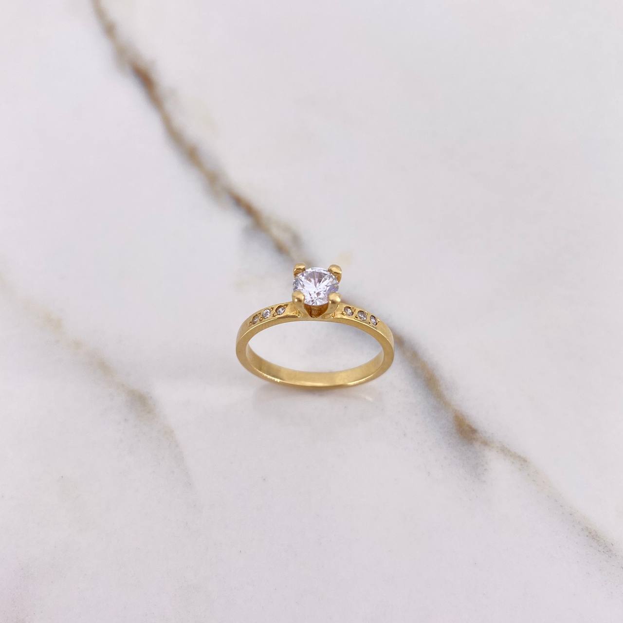 Anillo Solitario Churumbela 3gr / T6 1/4 / Circones Blancos Oro Amarillo &