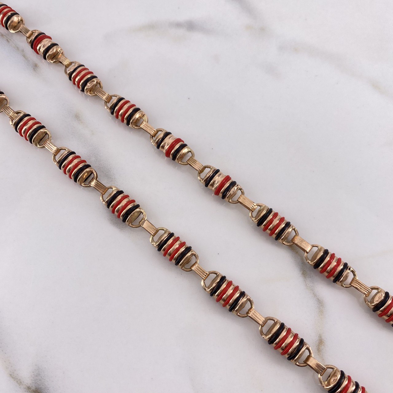Cadena Rustica Rayada 21.25gr / 65cm / 6mm Barril Cauchos Negros-Rojos Oro Rosa $