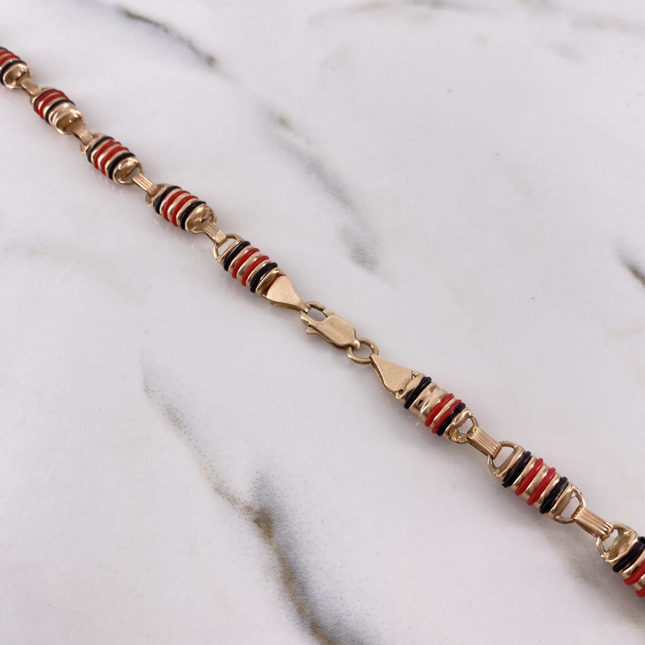 Cadena Rustica Rayada 21.25gr / 65cm / 6mm Barril Cauchos Negros-Rojos Oro Rosa $