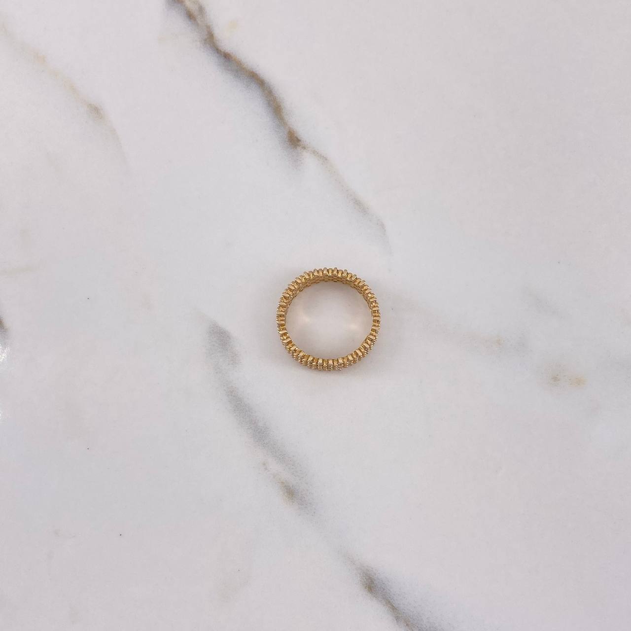 Anillo Argolla Tres Lineas 3.4gr / T6 1/4 / Circones Blancos Oro Amarillo $