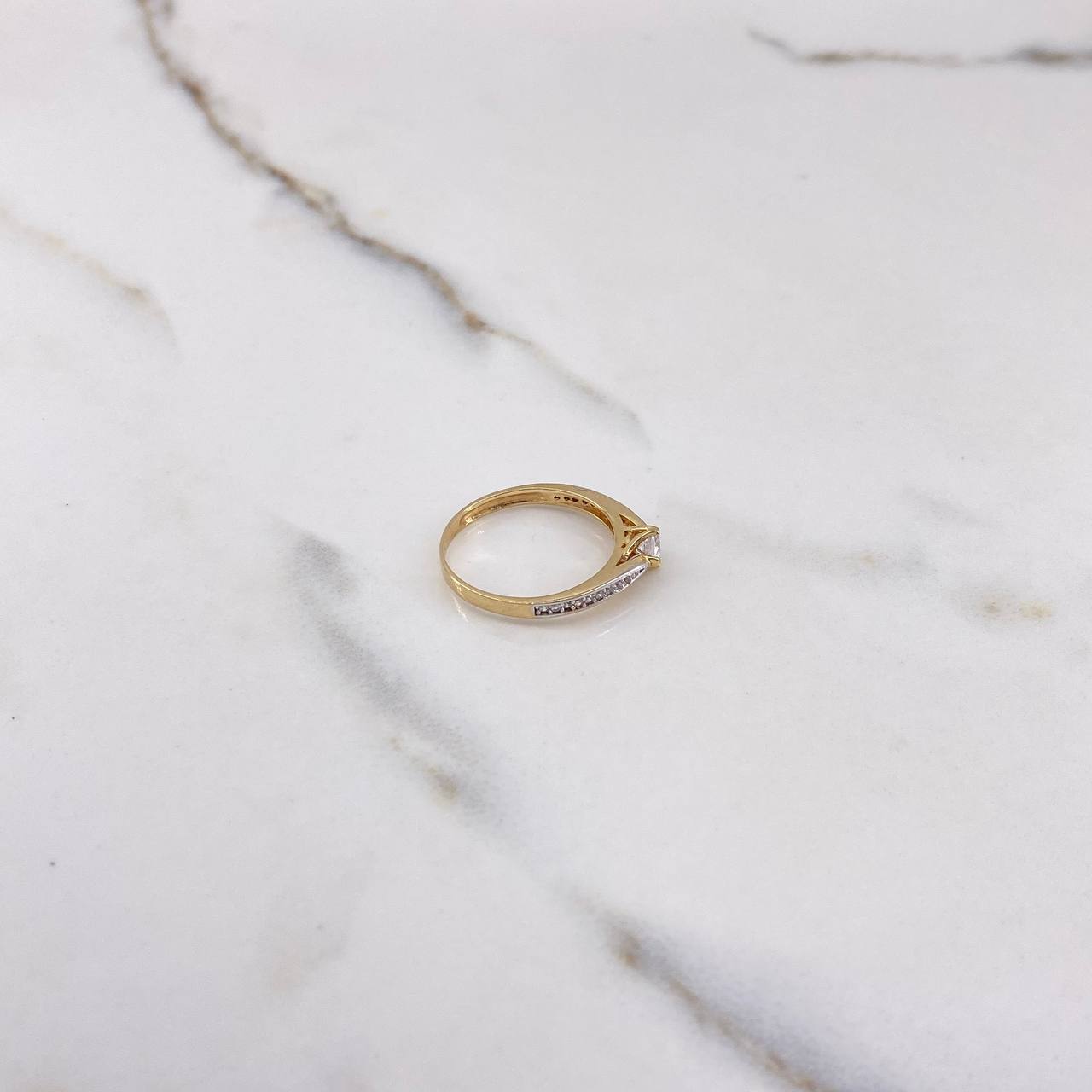 Anillo Solitario Churumbela 1.95gr / T6 1/4 / Circones Blancos Dos Oros Amarillo Blanco $