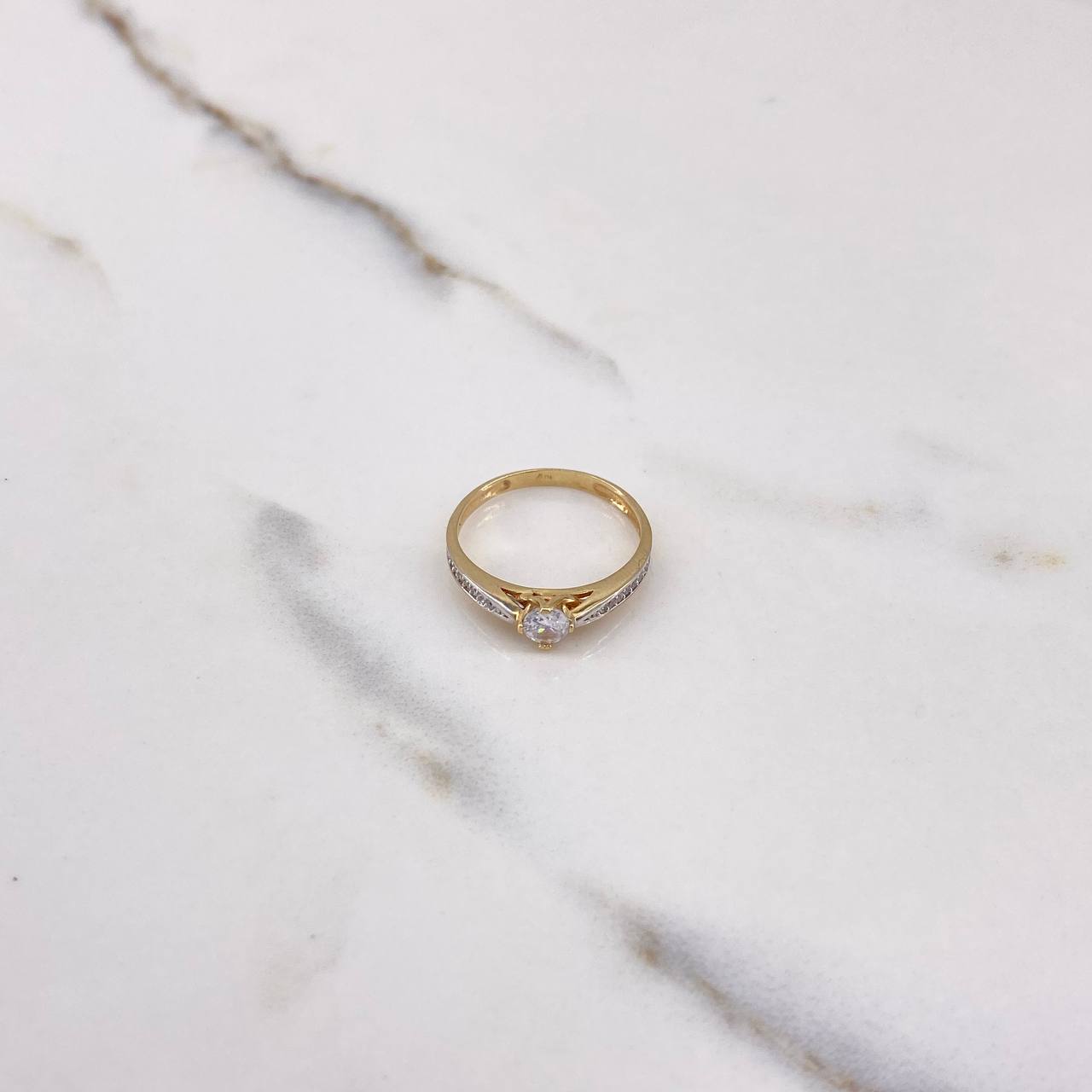 Anillo Solitario Churumbela 1.95gr / T6 1/4 / Circones Blancos Dos Oros Amarillo Blanco $