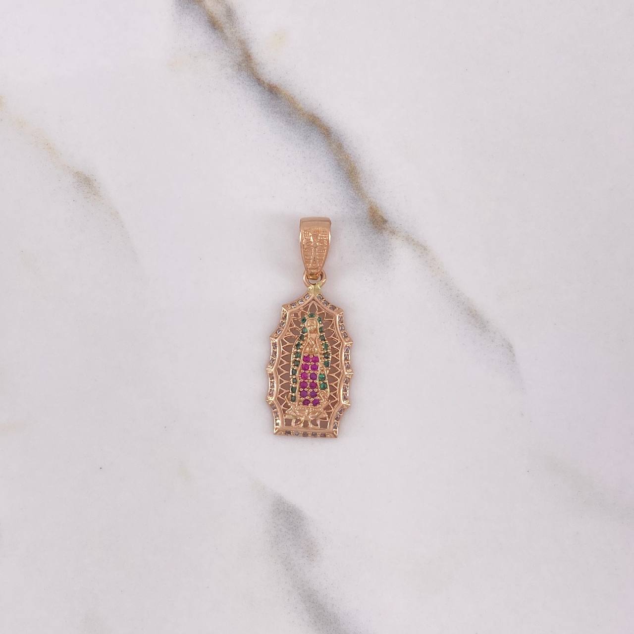 Dije Virgen Guadalupe 3.55gr / 3.3cm / Circones Verdes Fucsias Blancos Oro Rosa $