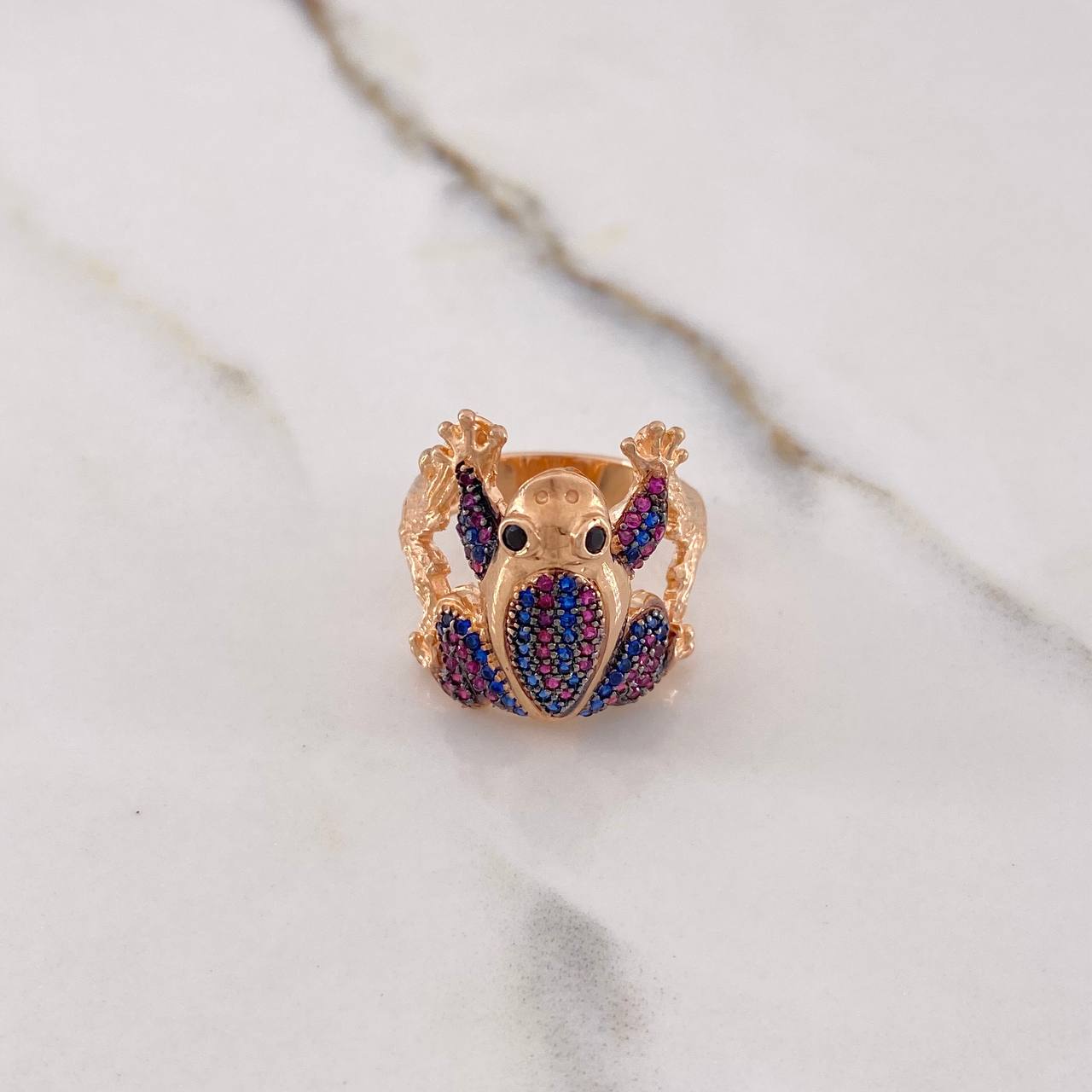 Anillo Rana 7.3gr / T6 1/2 / Circones Fucsias Azules Negros Oro Rosa $