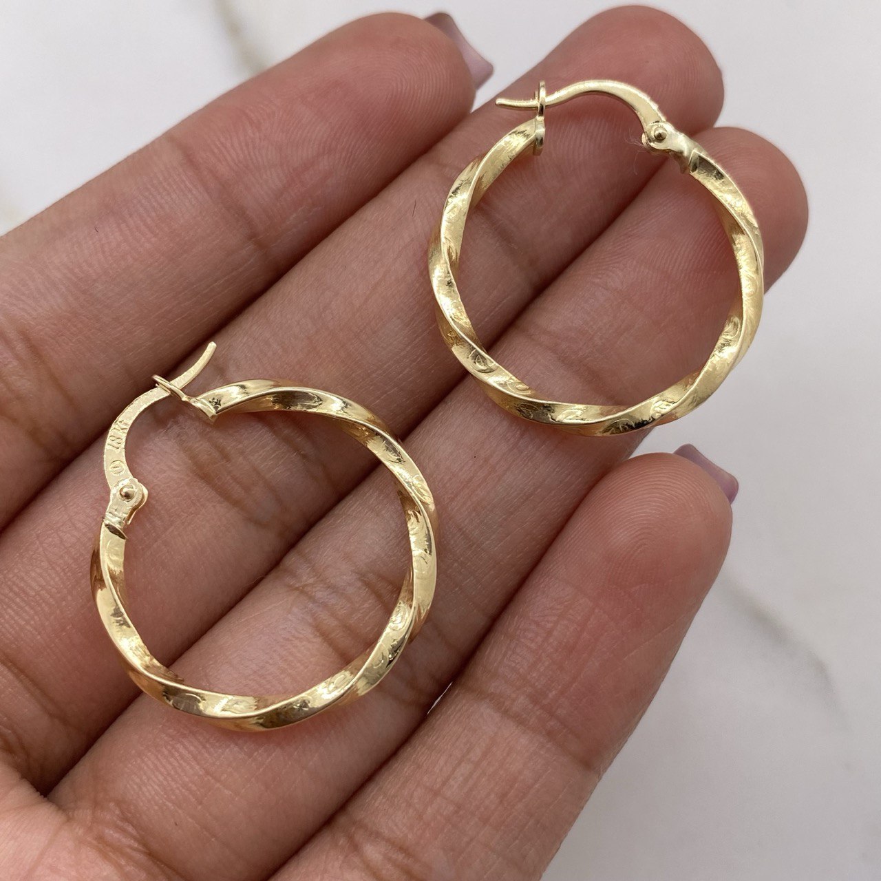 Candongas Kari 1.65gr / 2.5cm / Entorchadas Estampado Oro Amarillo $