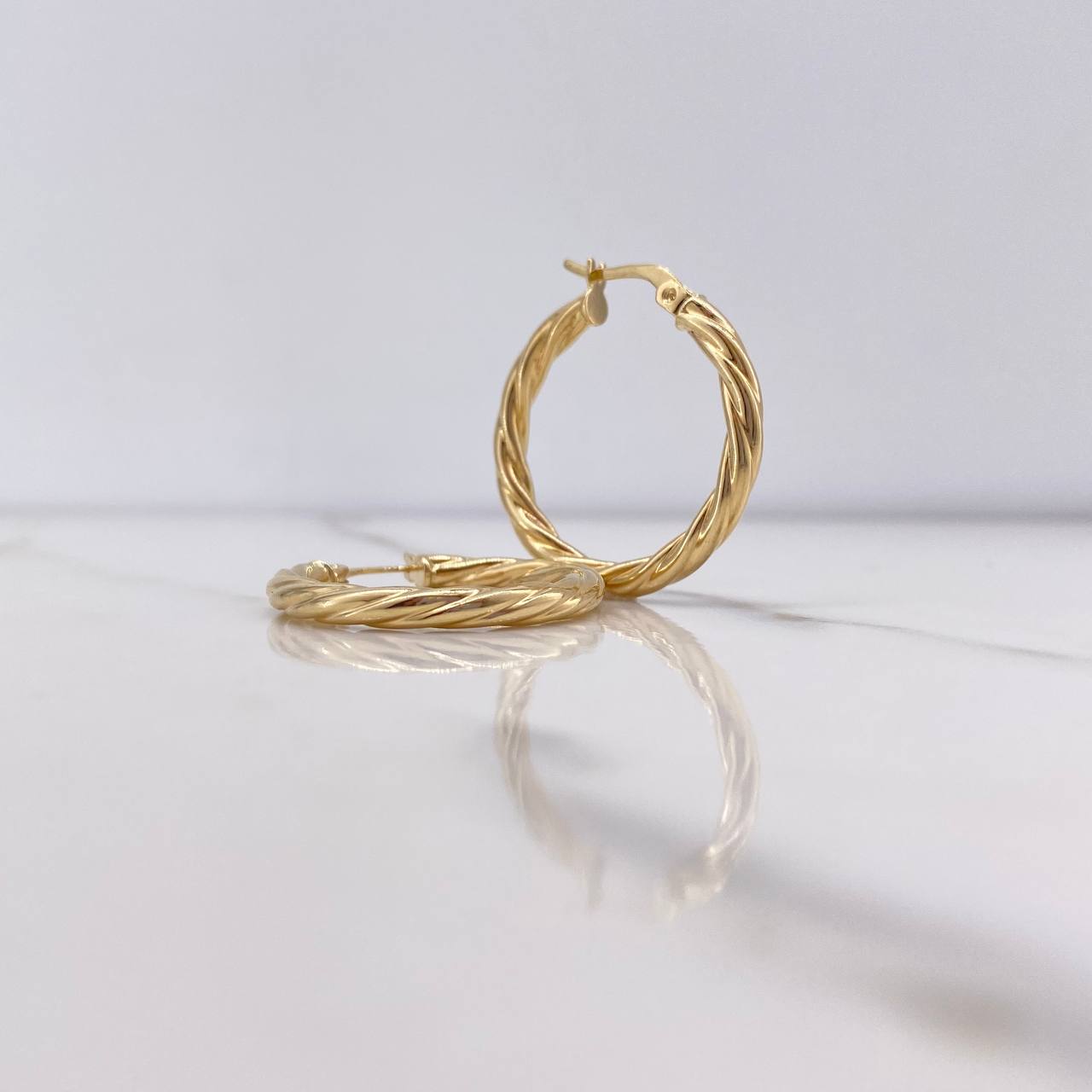Candongas Emmi 2.7gr / 2.7cm / Entorchadas Oro Amarillo $