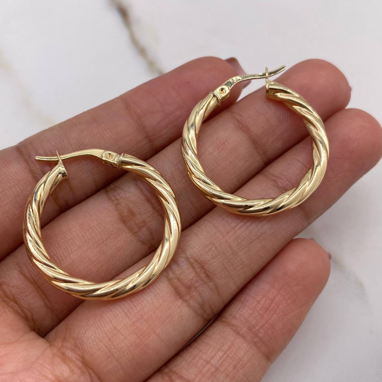 Candongas Emmi 2.7gr / 2.7cm / Entorchadas Oro Amarillo $