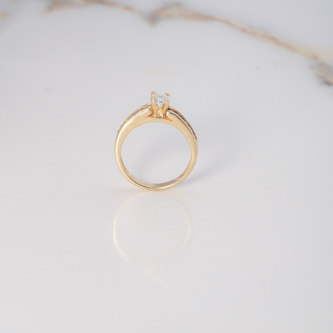 Anillo Solitario Churumbela 3.45gr / T7 1/4 / Circones Blancos Oro Amarillo &