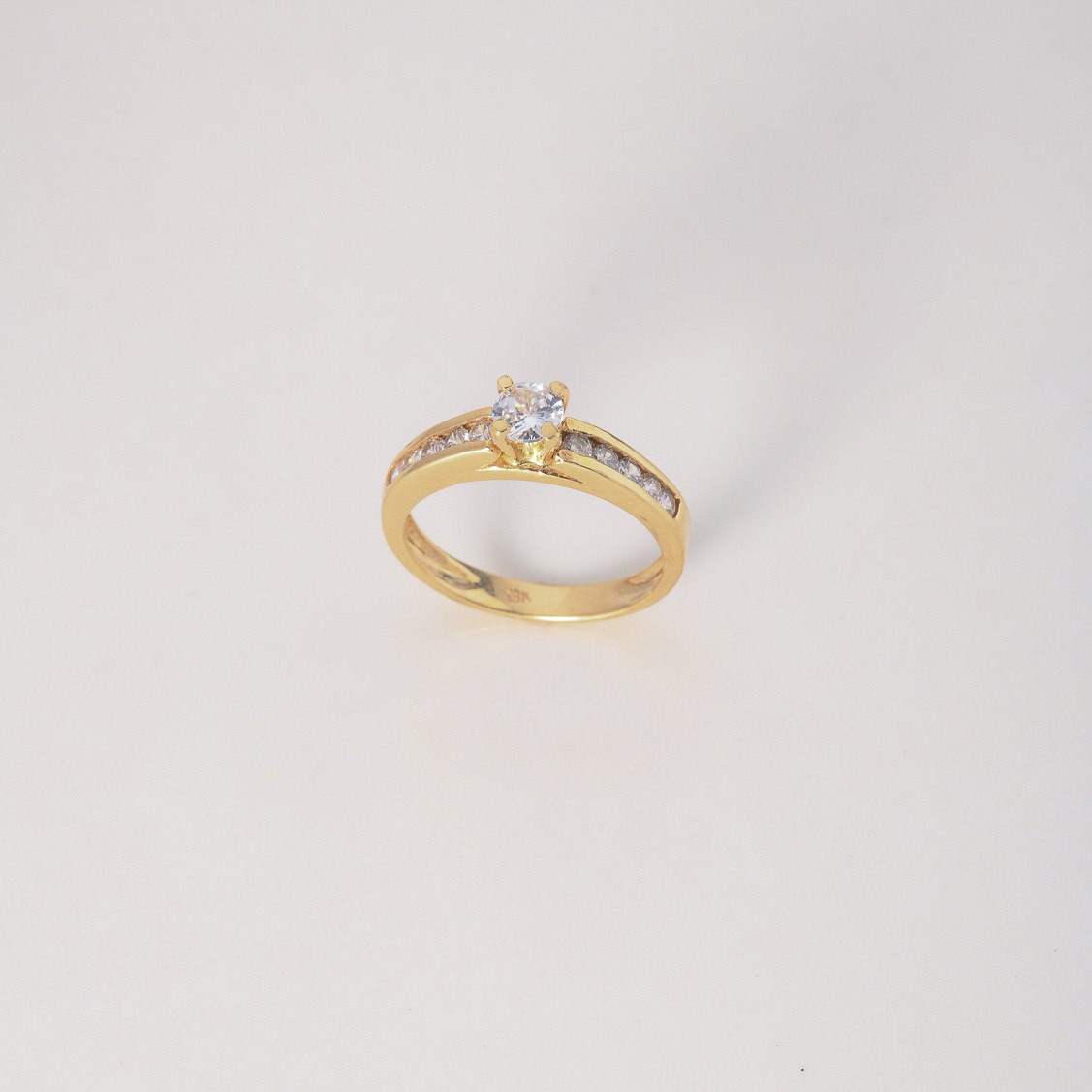 Anillo Solitario Churumbela 3.45gr / T7 1/4 / Circones Blancos Oro Amarillo &