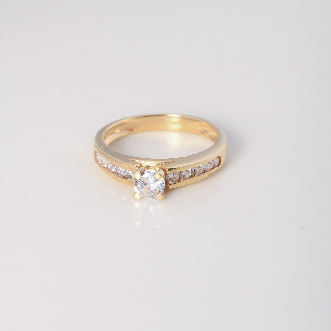 Anillo Solitario Churumbela 3.45gr / T7 1/4 / Circones Blancos Oro Amarillo &