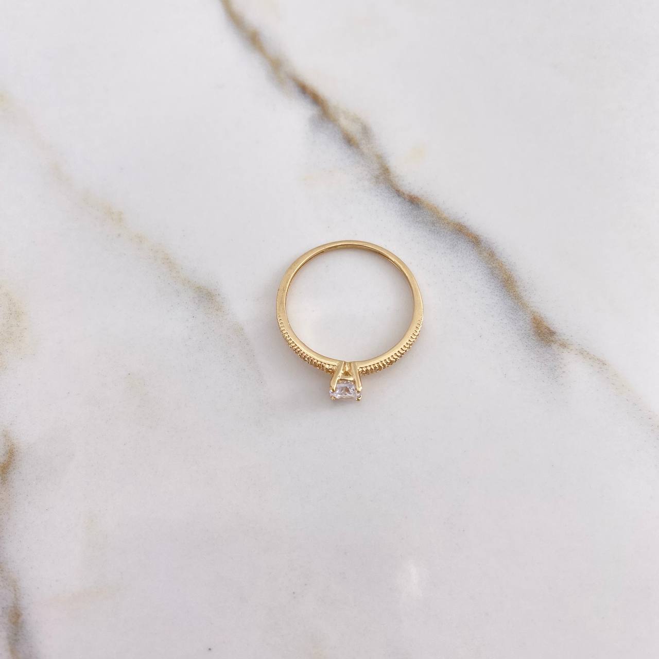 Anillo Solitario Churumbela 1.25gr / T6 1/2 / Circones Blancos Oro Amarillo &