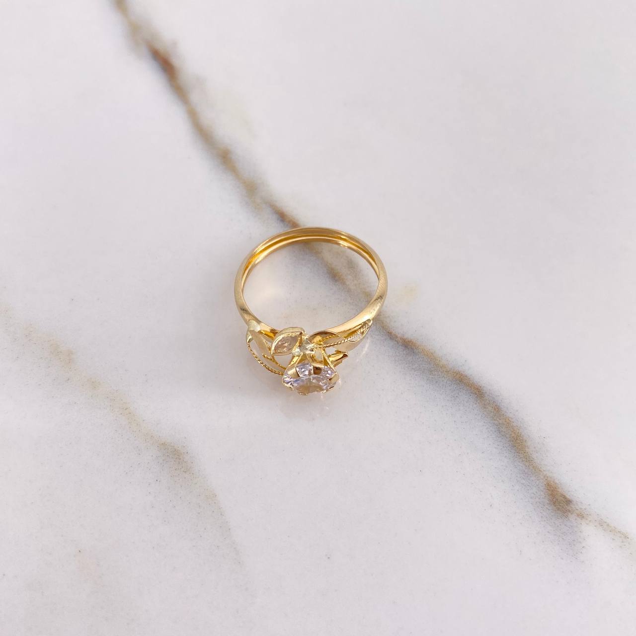 Anillo Solitario Flor 1.3gr / T6 / Circones Blancos Oro Amarillo $