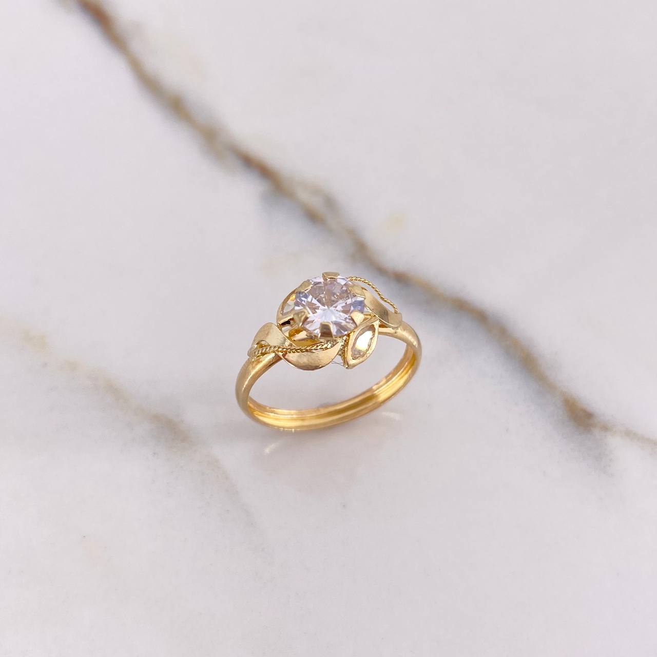 Anillo Solitario Flor 1.3gr / T6 / Circones Blancos Oro Amarillo $