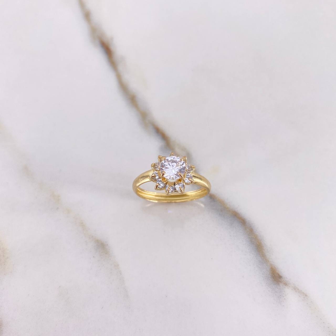 Anillo Flor De Loto 1.65gr / T6 1/2 / Circones Blancos Oro Amarillo $