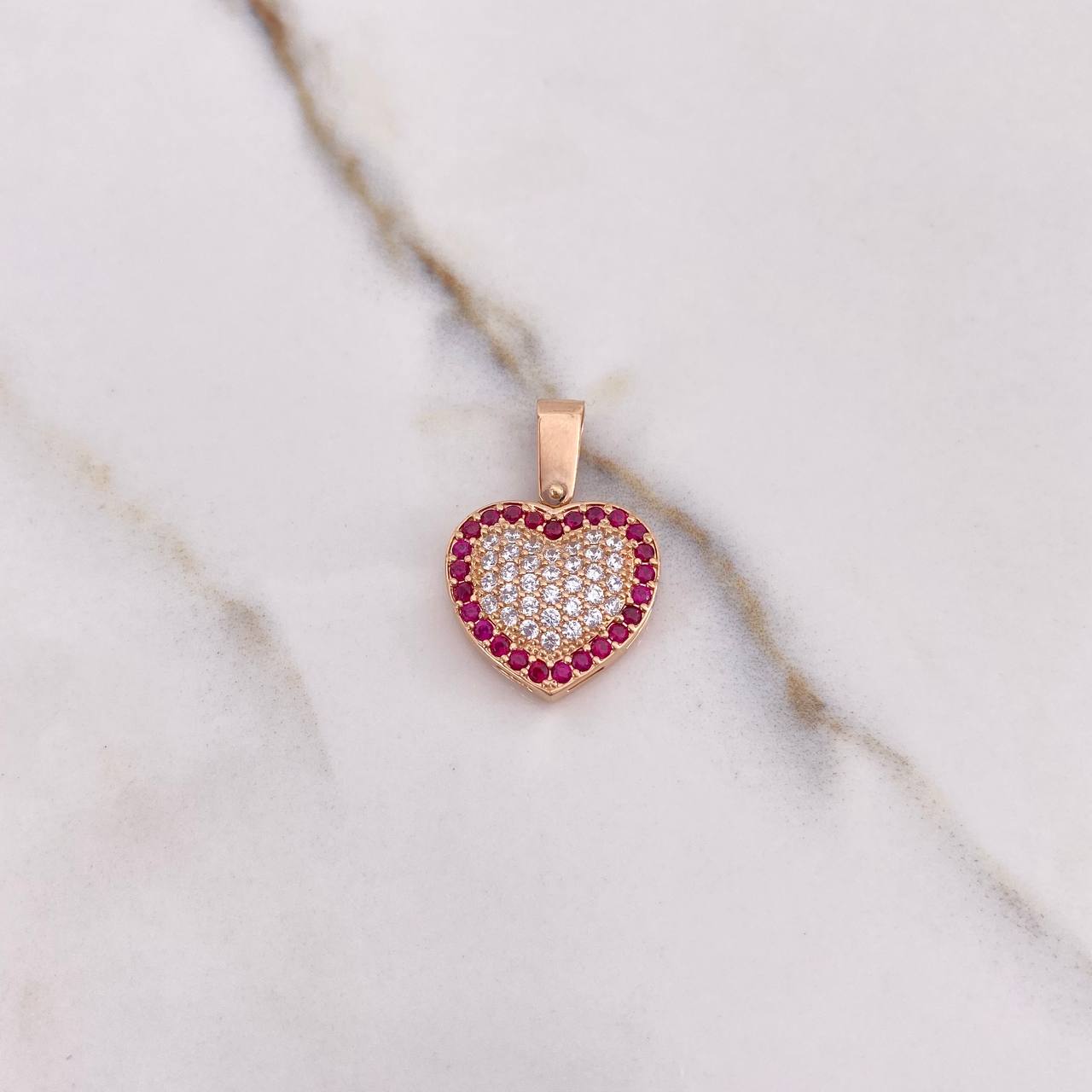 Dije Corazon 3.55gr / 2.2cm / Circones Fucsias Blancos Oro Rosa $