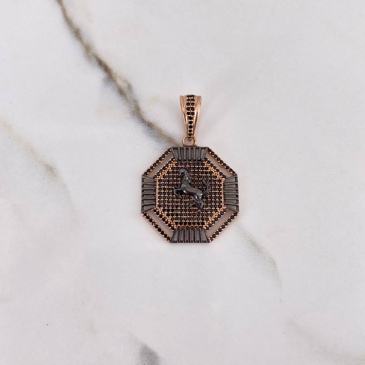 Dije Logo Caballo 7.3gr / 3.9cm / Circones Negros Oro Rosa $