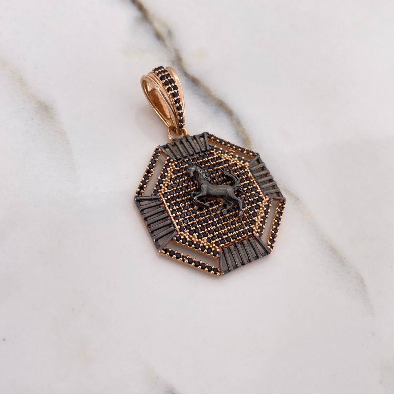 Dije Logo Caballo 7.3gr / 3.9cm / Circones Negros Oro Rosa $