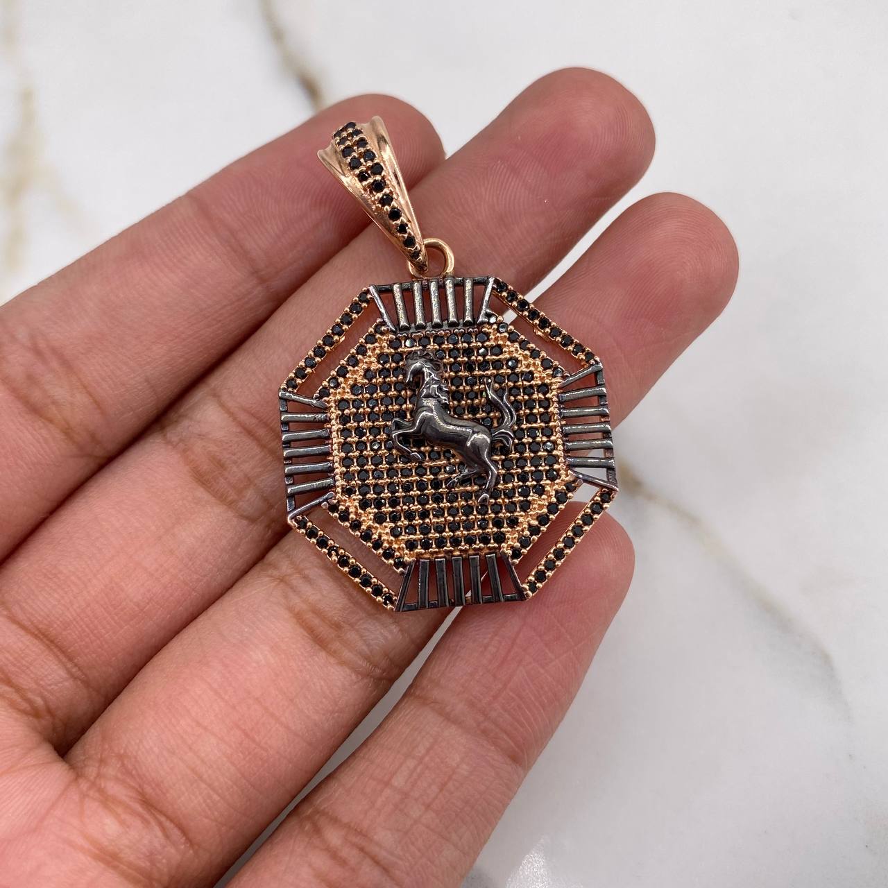 Dije Logo Caballo 7.3gr / 3.9cm / Circones Negros Oro Rosa $