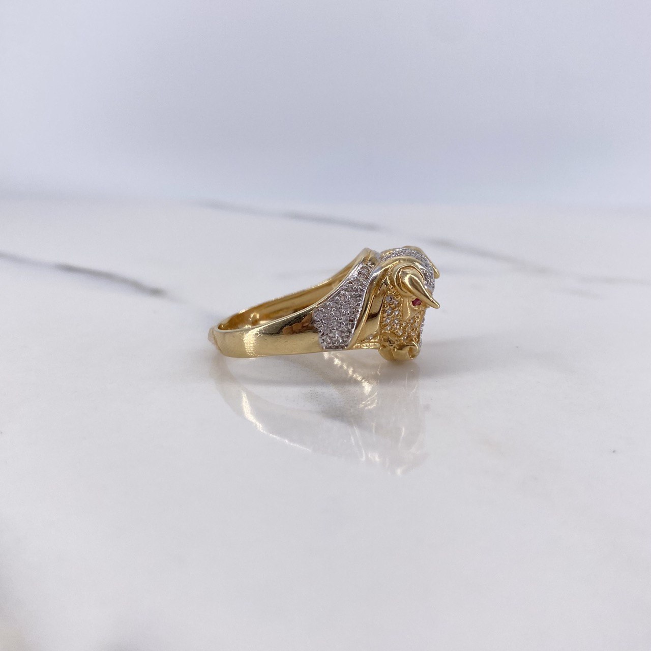 Anillo Toro 9.45gr / T10 1/4 / Circones Fucsias Blancos Dos Oros Amarillo Blanco $