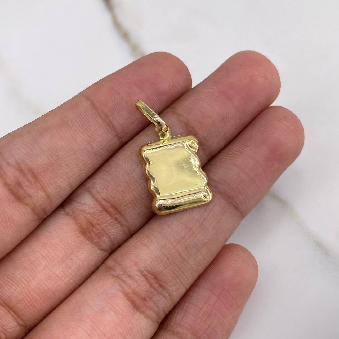Dije Placa Pergamino 0.85gr / 2.3cm / 10mm-13mm Liso Oro Amarillo $