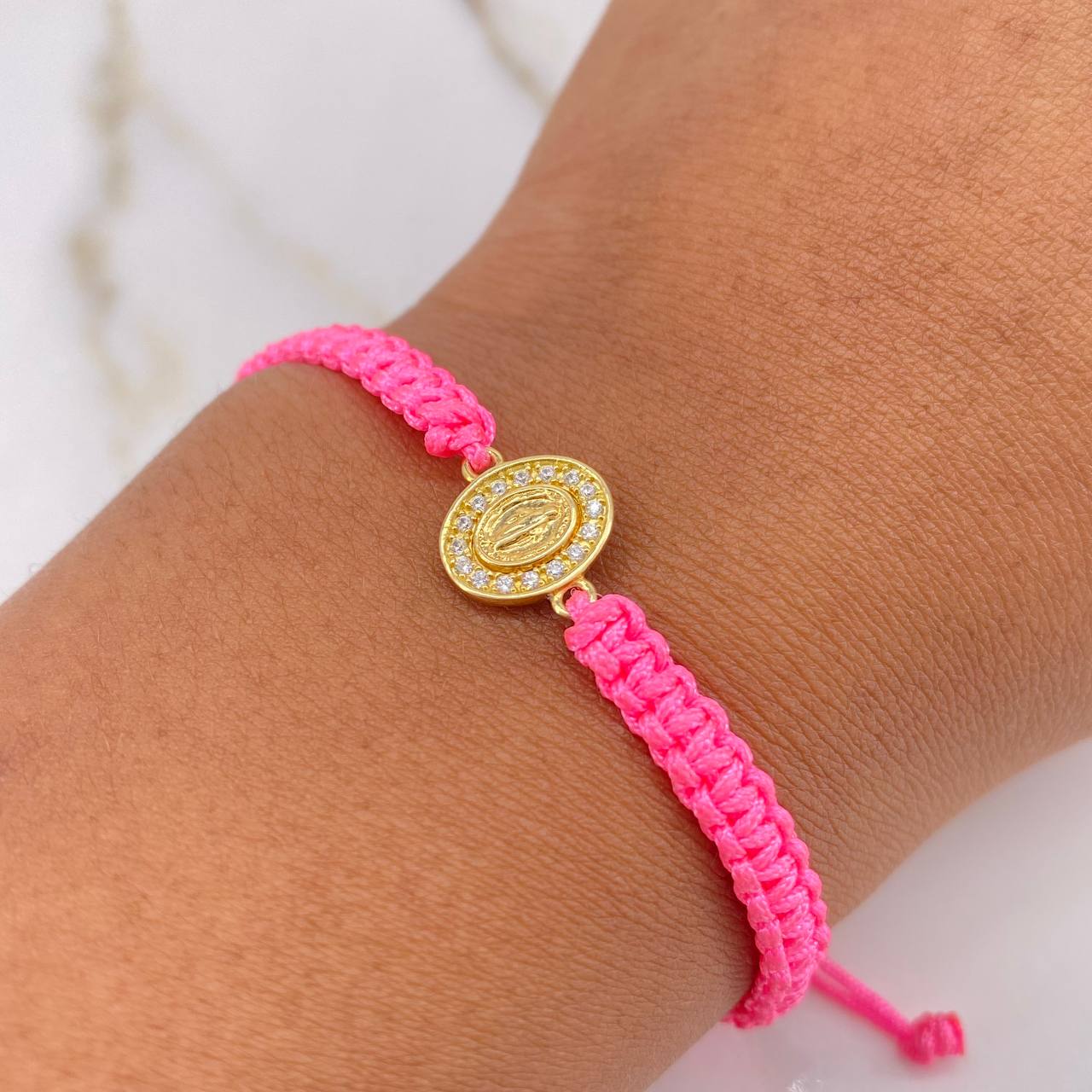 Pulsera Rosada Herraje Virgen Milagrosa 0.7gr / 1.3cm / Circones Blancos Oro Amarillo $