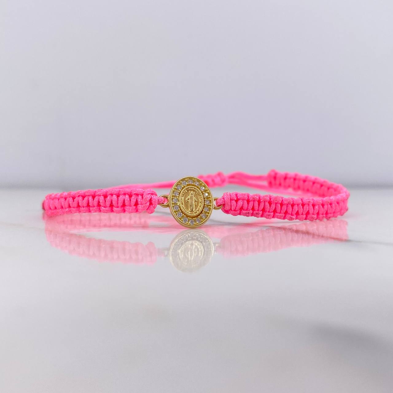 Pulsera Rosada Herraje Virgen Milagrosa 0.7gr / 1.3cm / Circones Blancos Oro Amarillo $