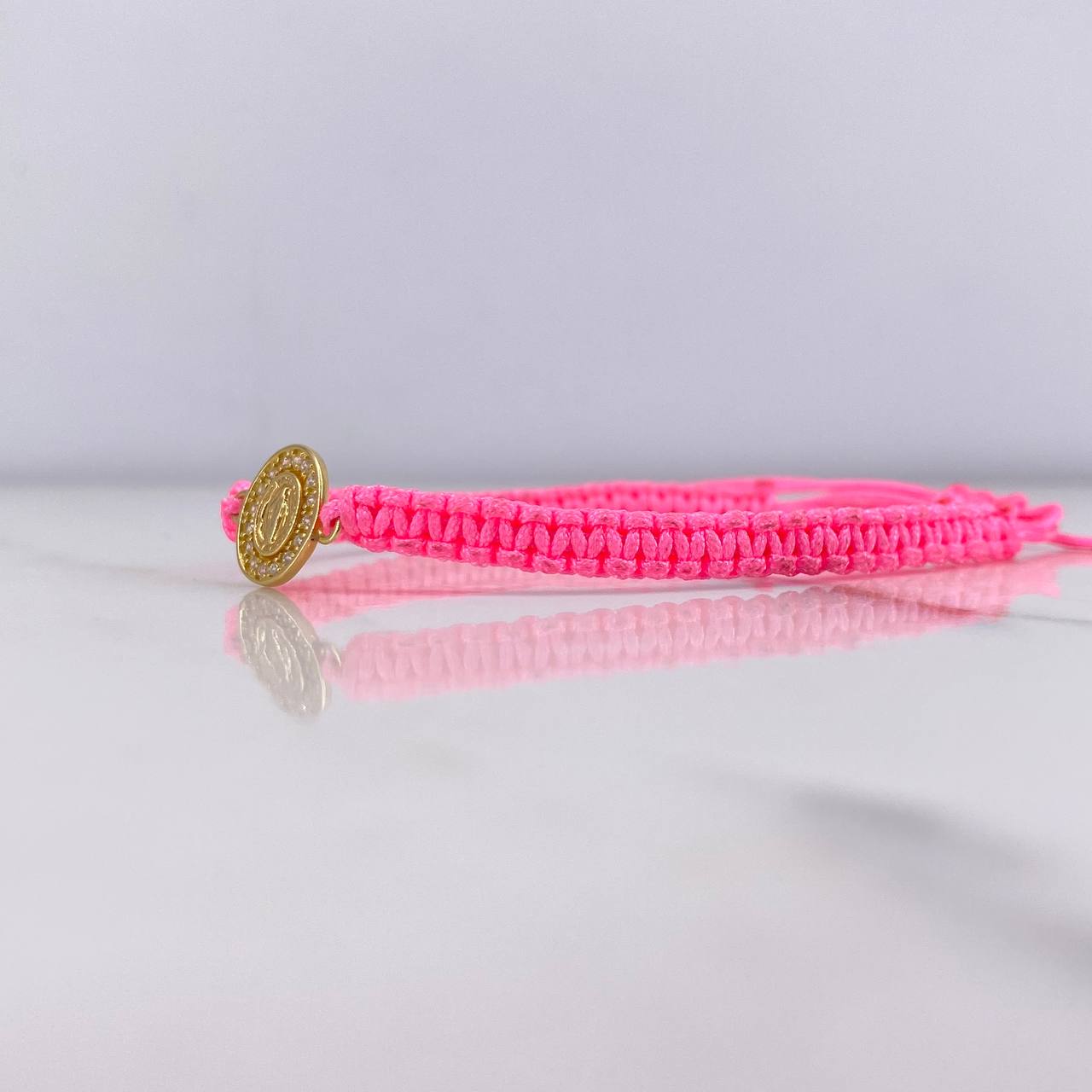 Pulsera Rosada Herraje Virgen Milagrosa 0.7gr / 1.3cm / Circones Blancos Oro Amarillo $